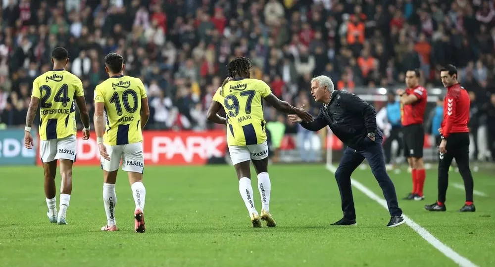 Mourinho được tăng cường lực lượng lớn nhưng Fenerbahce vẫn đang chật vật ở giải Thổ Nhĩ Kỳ với vị trí thứ tư. ẢNH: GETTY mourinho-fenerbahce.jpg