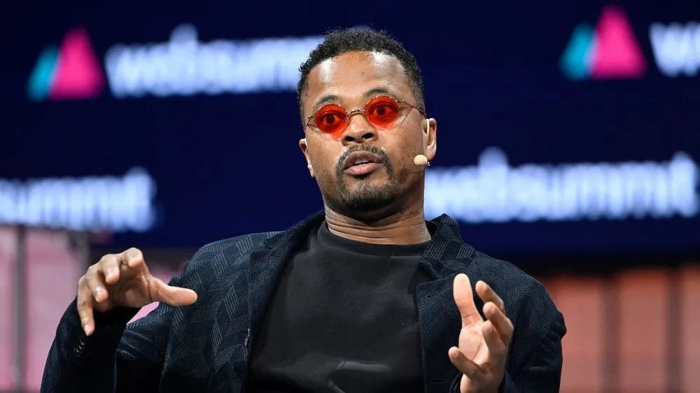 Patrice Evra luôn tôn trọng và xem Sir Alex Ferguson như người cha thứ hai của anh. ẢNH: GETTY mu-evra.jpg