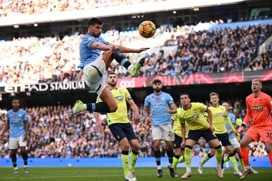 Man City gặp rất nhiều khó khăn trước hàng thủ đông người của Southampton. Ảnh: Getty IMG_0239.jpeg
