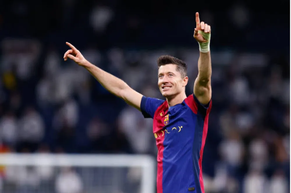 Lewandowski đánh dấu bàn thắng thứ 10 vào lưới của Real. Ảnh: GETTY BARCELONA-VUI-DAP-REAL-MADRID.jpg