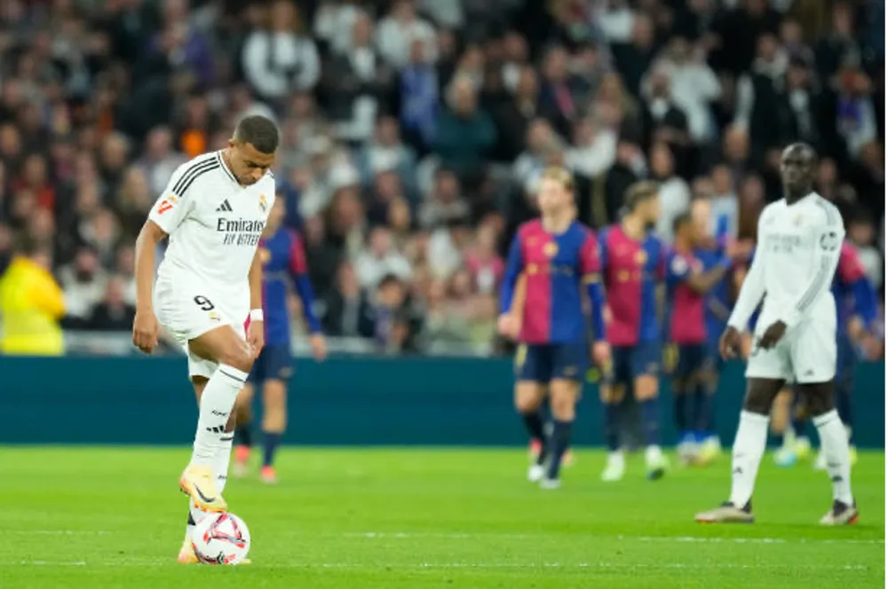 Mbappe mất tích hoàn toàn ở trận đấu này. Ảnh: GETTY Barcelona vùi dập Real Madrid