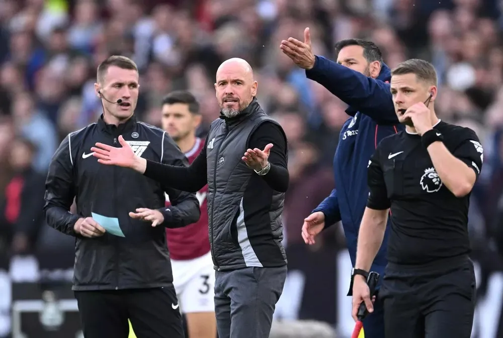 Ten Hag thất vọng với quyết định thổi phạt đền của trọng tài. ẢNH: GETTY mu-erik-ten-hag.jpg