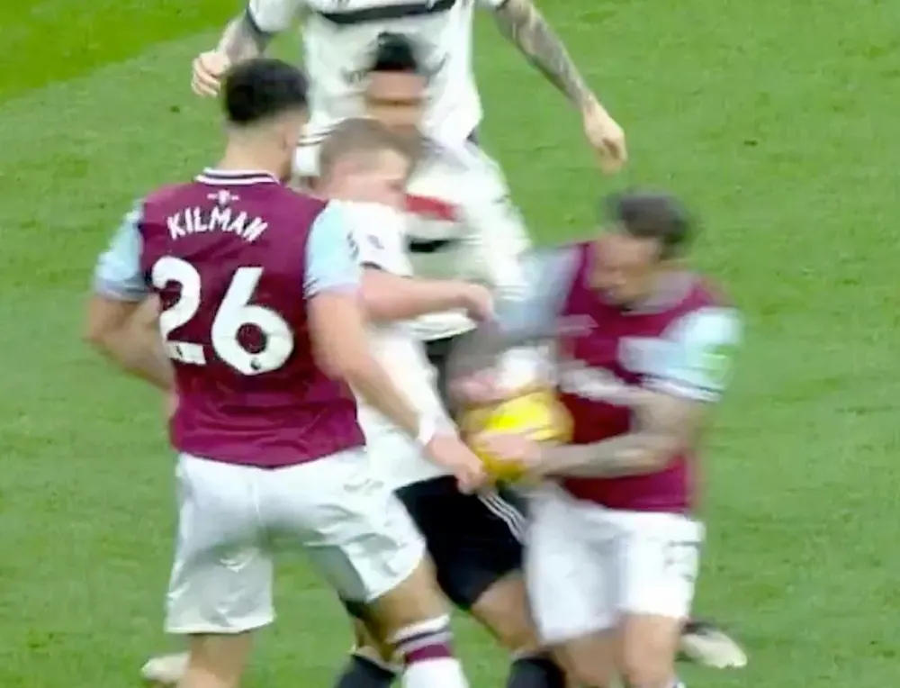 Tình huống dẫn đến phạt đền gây tranh cãi trong trận đấu giữa MU và West Ham. ẢNH: MIRROR var-mu.jpg