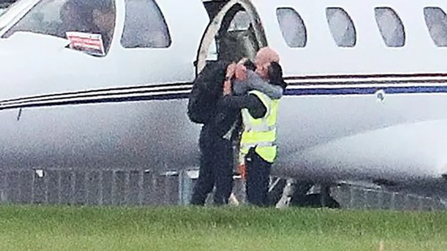 HLV Ten Hag chia tay MU đầy xúc động tại sân bay ở Manchester. Ảnh: Eamonn and James Clarke Ten Hag chia tay MU đầy xúc động,MU,Ten Hag