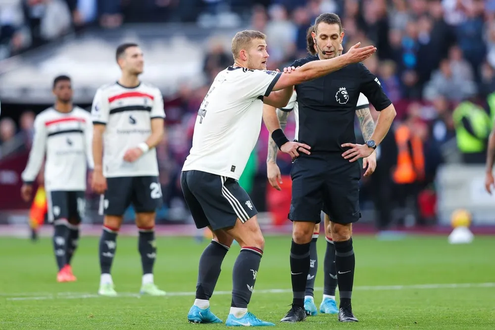 De Ligt cố gắng giải thích nhưng không thay đổi được quyết định của trọng tài. ẢNH: GETTY mu-west-ham-premier-league.jpg