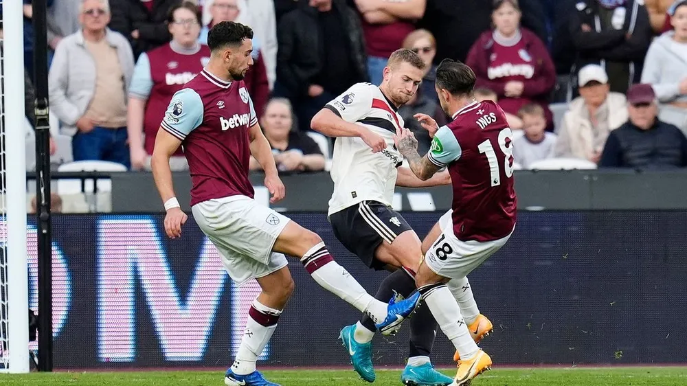 Tình huống dẫn đến quả phạt đền nghiệt ngã khiến Ten Hag bị MU sa thải. ẢNH: GETTY premier-league-mu.jpg