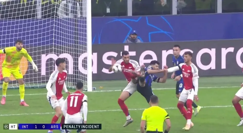 Tình huống Merino của Arsenal để bóng chạm tay trong vòng cấm. ẢNH: TNT SPORTS arsenal-merino.jpg