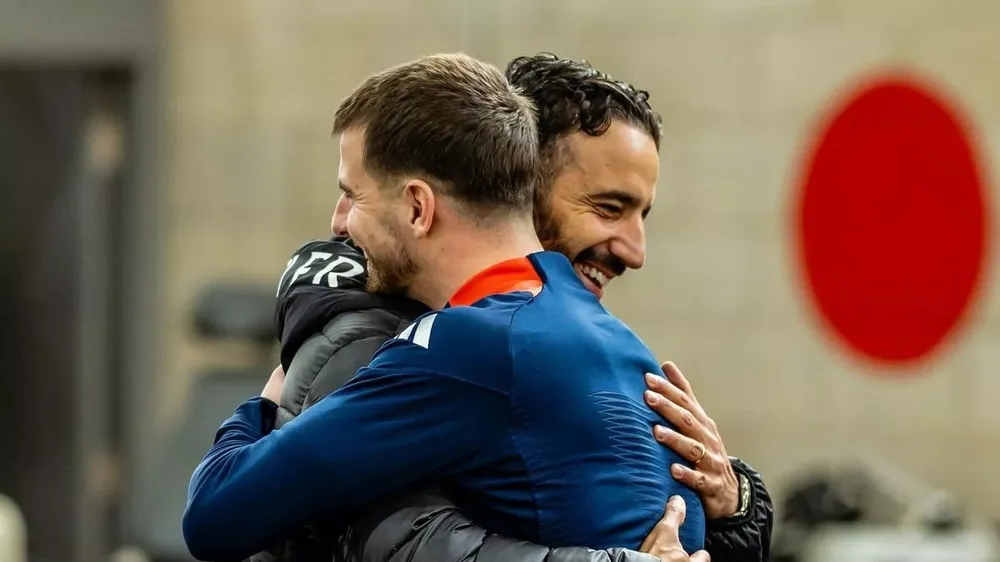 Amorim và Mount cười rất tươi ôm nhau. ẢNH: MANCHESTER UNITED mu-amorim-mount.jpg