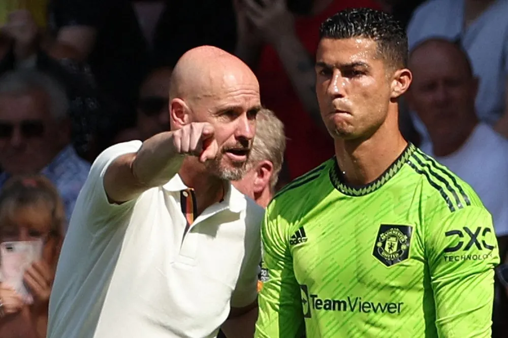 Ten Hag cãi nhau với 7 ngôi sao MU, trong đó Ronaldo là nạn nhân đầu tiên của Ten Hag. ẢNH: GETTY ronaldo-ten-hag-mu.jpg