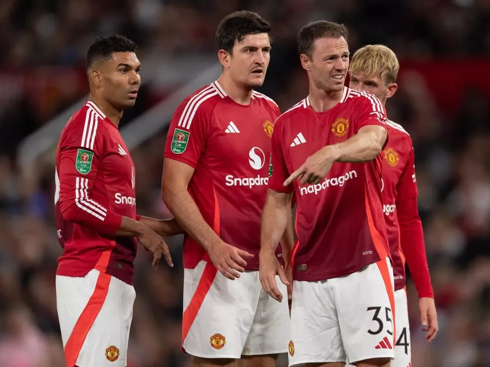 Trong số 7 cầu thủ MU đối mặt với tương lai bất định, Casemiro, Maguire và Jonny Evans có thể rời đi vào cuối mùa này. ẢNH: GETTY maguire-casemiro-mu.jpg