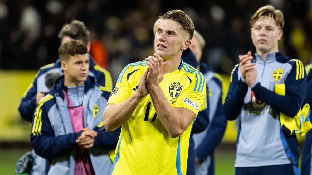 Tuyển trạch viên MU theo dõi Gyokeres trong trận Thụy Điển thắng Slovakia 2-1. ẢNH: GETTY Tuyển trạch viên MU theo dõi Gyokeres,MU,Gyokeres