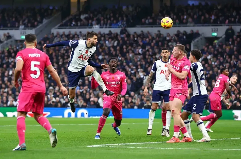 Tottenham vẫn chưa đạt phong độ ổn định khi dễ dàng mất điểm trước các đội cửa dưới. Ảnh: Getty tottenham-premier-league.jpg
