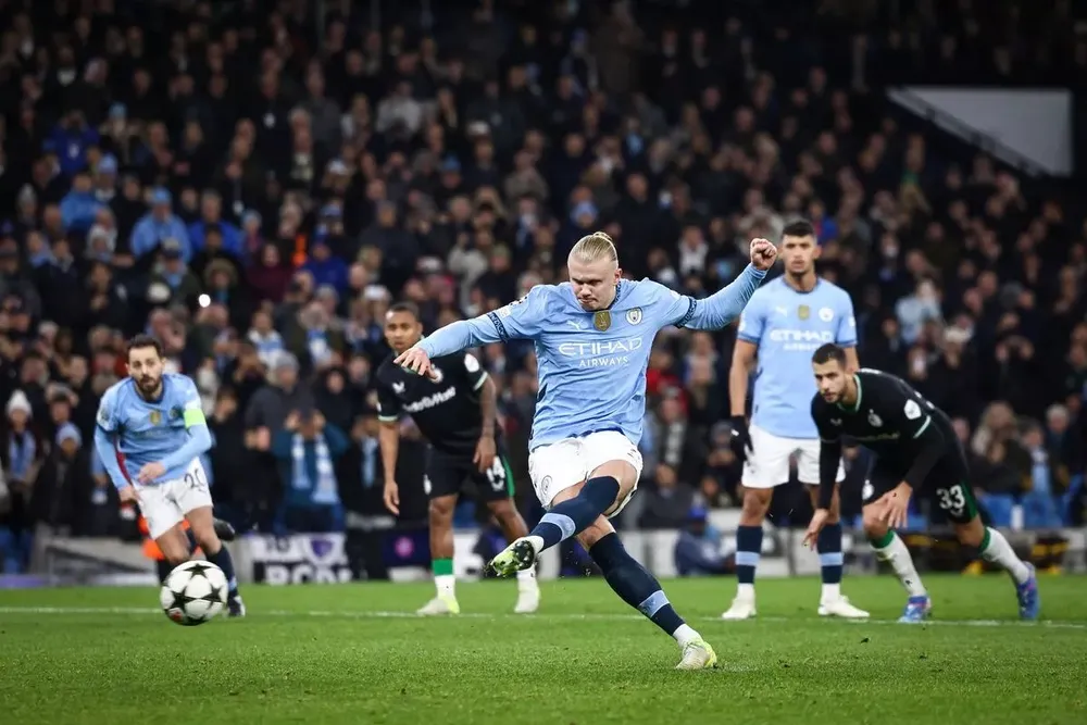 Haaland ghi 2 bàn nhưng không thể giúp Man City giành chiến thắng. ẢNH: GETTY man-city-erling-haaland.jpg