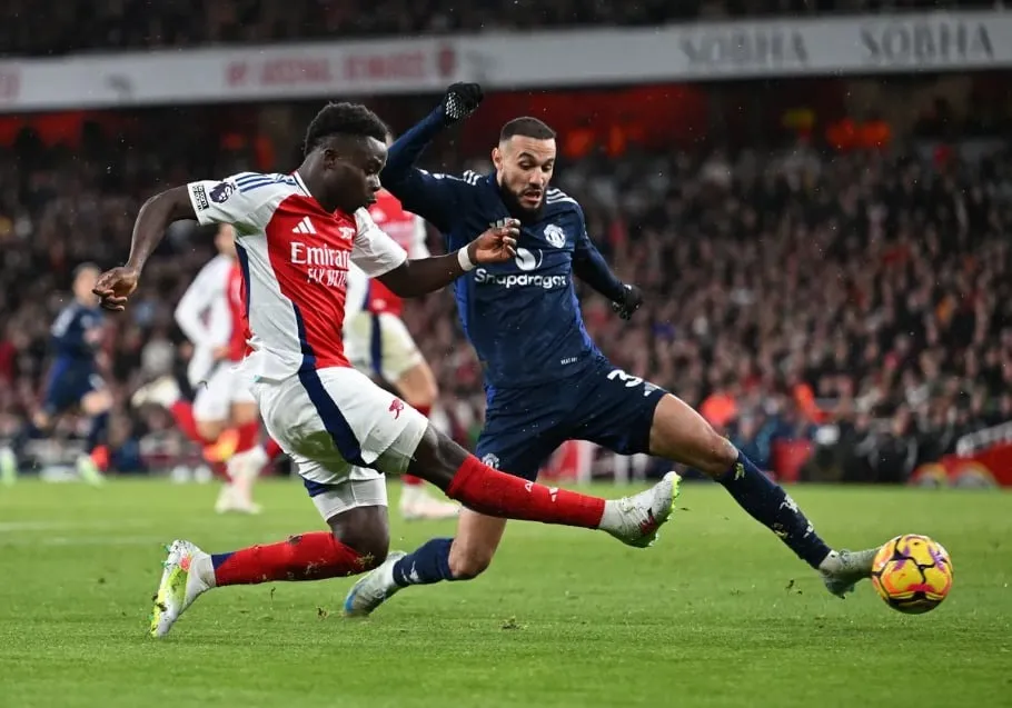 pháo nổ trên sân Craven Cottage