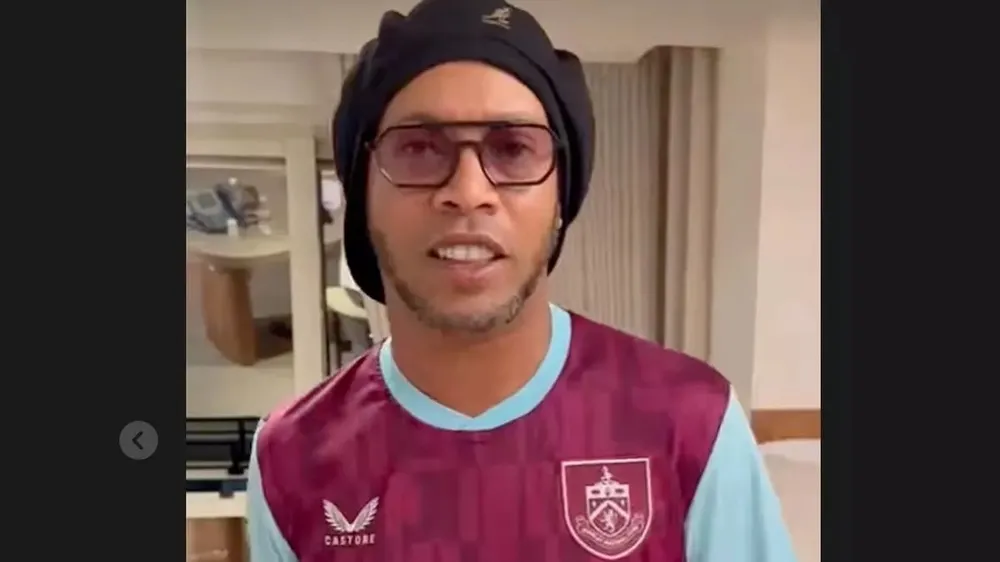 Ronaldinho mừng giáng sinh trong chiếc áo đấu của Burnley,Ronaldinho