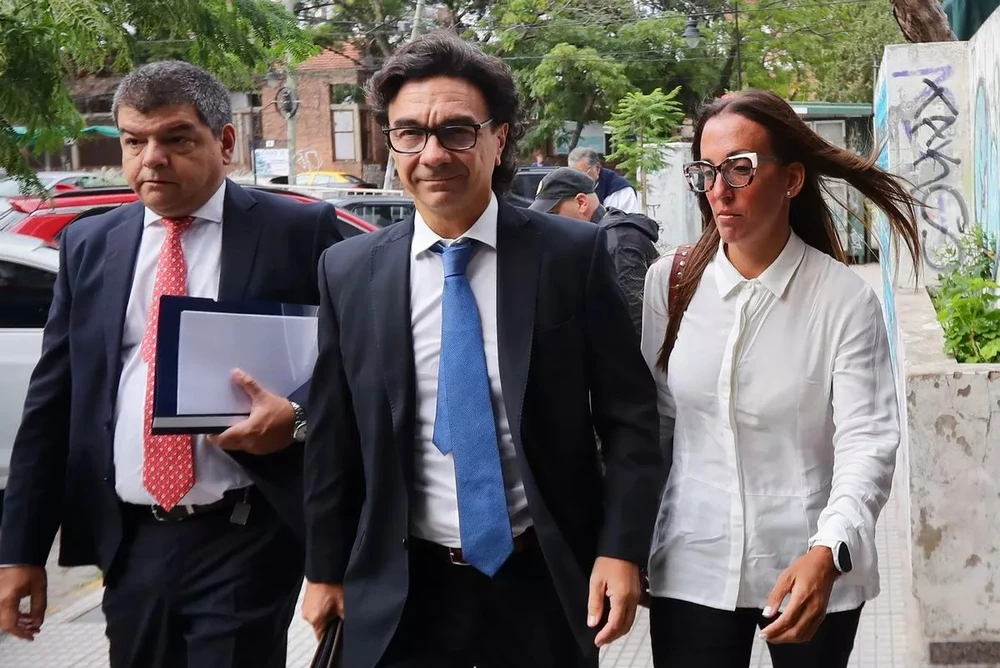 Bác sĩ vật lý trị liệu Agustina Cosachov (giữa). ẢNH: GETTY cai-chet-cua-maradona.jpg