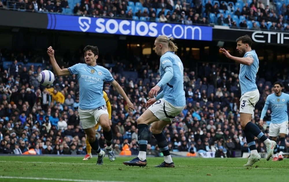 Hàng thủ tiếp tục mắc sai lầm, Man City rời xa Top 4 Premier League. Ảnh: Getty Man City rời xa Top 4 Premier League,Man City,Premier League