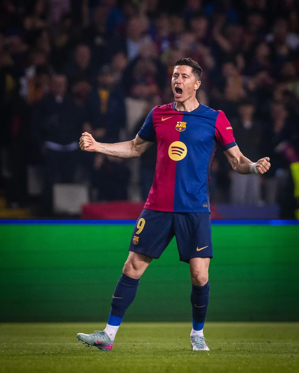 Lewandowski tỏa sáng với cú đúp giúp Barcelona thắng đậm Borussia Dortmund. Ảnh: UEFA Barcelona thắng đậm Borussia Dortmund