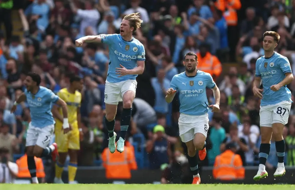 Kevin De Bruyne góp công bằng 1 pha sút phạt đẳng cấp giúp Man City ngược dòng ngoạn mục. Ảnh: Getty Man City ngược dòng ngoạn mục