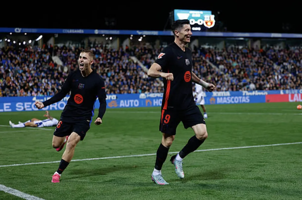 Các cầu thủ Barca ăn mừng sau khi có bàn vươn lên dẫn trước. Ảnh: GETTY barca-may-man-gianh-3-diem.png