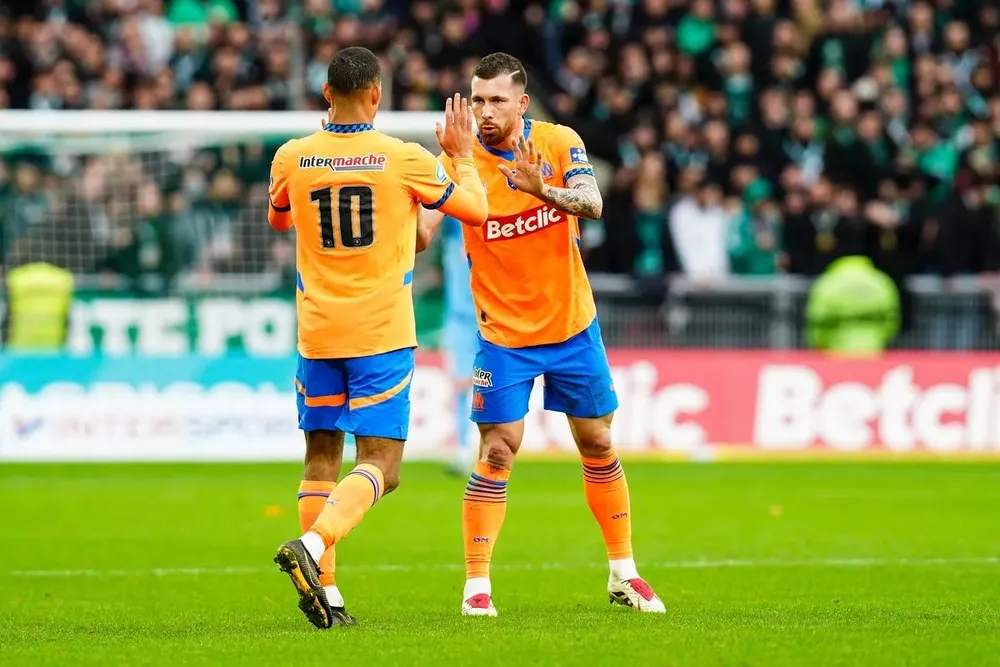 Hojbjerg (phải) không hề yêu cầu Marseille loại bỏ Greenwood. ẢNH: GETTY Hojbjerg-marseille.jpg