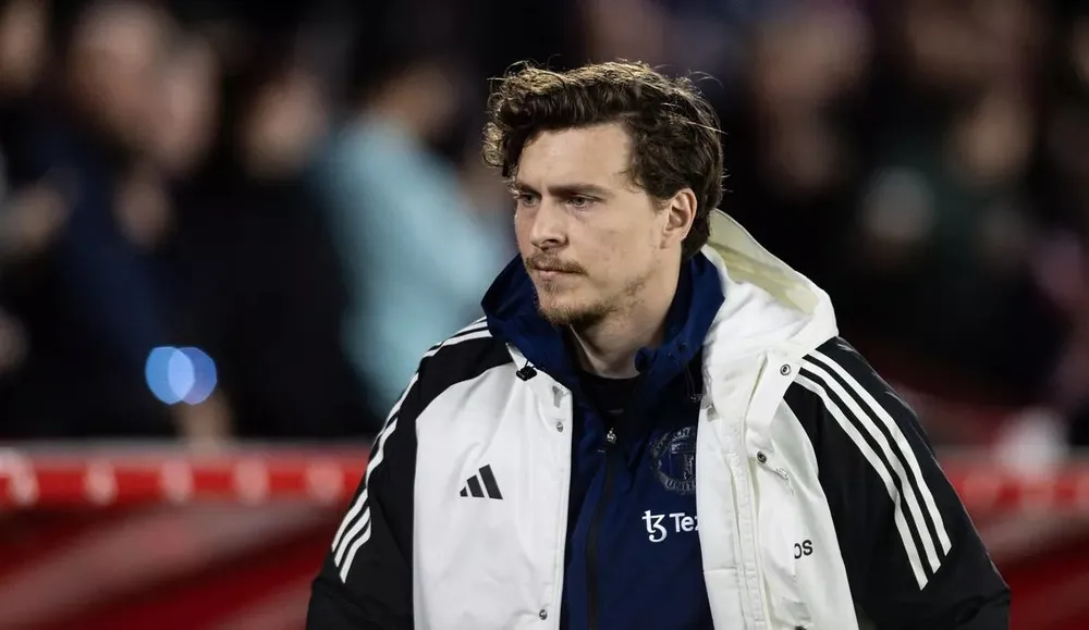 Lindelof phải rời Old Trafford ngay lập tức khi con trai của anh bị ngã cầu thang kính. ẢNH: GETTY lindelof-mu.jpg
