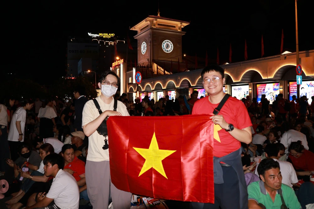 Anh Phan Đình Thắng đi từ Bình Dương và có mặt ở quận 1, TP.HCM, lúc 20 giờ tối 29-4. Anh kể dù biết trước sẽ rất kẹt xe nhưng vẫn rất háo hức. Dù bây giờ chờ đến tận sáng nhưng anh vẫn cảm thấy rất vui. 10.jpg