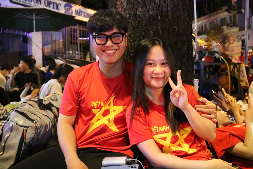 Có mặt tại giao lộ Điện Biên Phủ - Phạm Ngọc Thạch cùng bạn gái, Lê Vinh Bảo (22 tuổi, quê ở TP.HCM) cho biết rất háo hức chờ xem diễu binh vì đây là lần đầu tiên anh được chứng kiến sự kiện trọng đại này.. 12.jpg