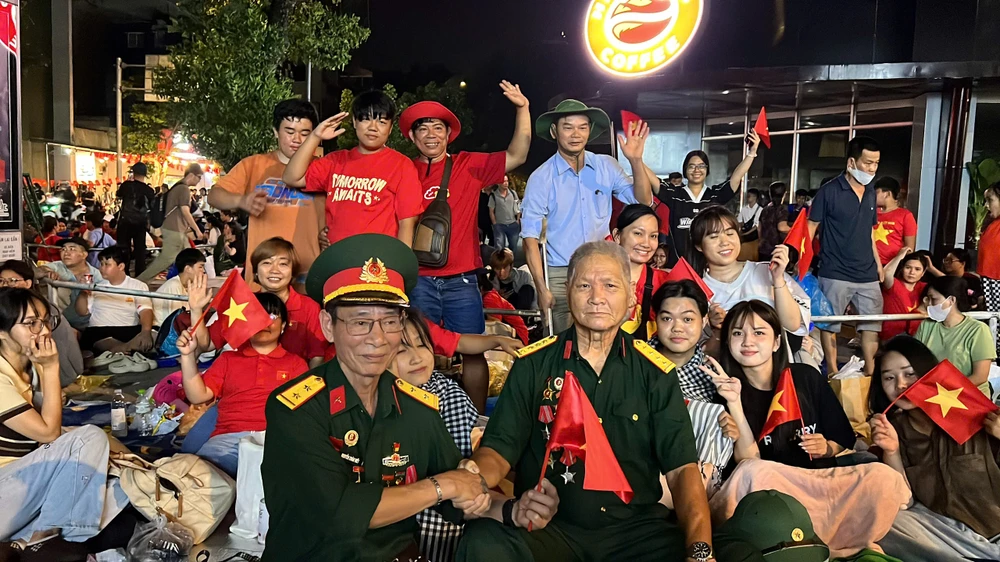 Ông Phan Dũng Khanh, 90 tuổi được con cháu đưa từ Đắk Lắk đến TP.HCM để đón đoàn diễu binh mừng kỷ niệm 50 năm ngày Giải phóng miền nam, thống nhất đất nước. "Ngày này cả nước hướng về Lễ kỷ niệm, tôi cũng đợi chờ ngày này rất lâu rồi. Dù xa xôi, bệnh tật nhưng tôi cố gắng thuyết phục con cháu đưa xuống đây xem diễu binh diễu hành, hòa chung nhịp đập với người dân. Tôi rất tự hào và xúc động"- ông Khanh chia sẻ. 13.jpg