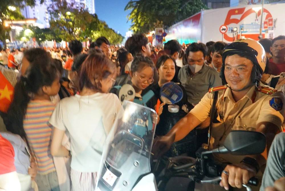 Một chiến sĩ CSGT giữa dòng người. 2.jpg
