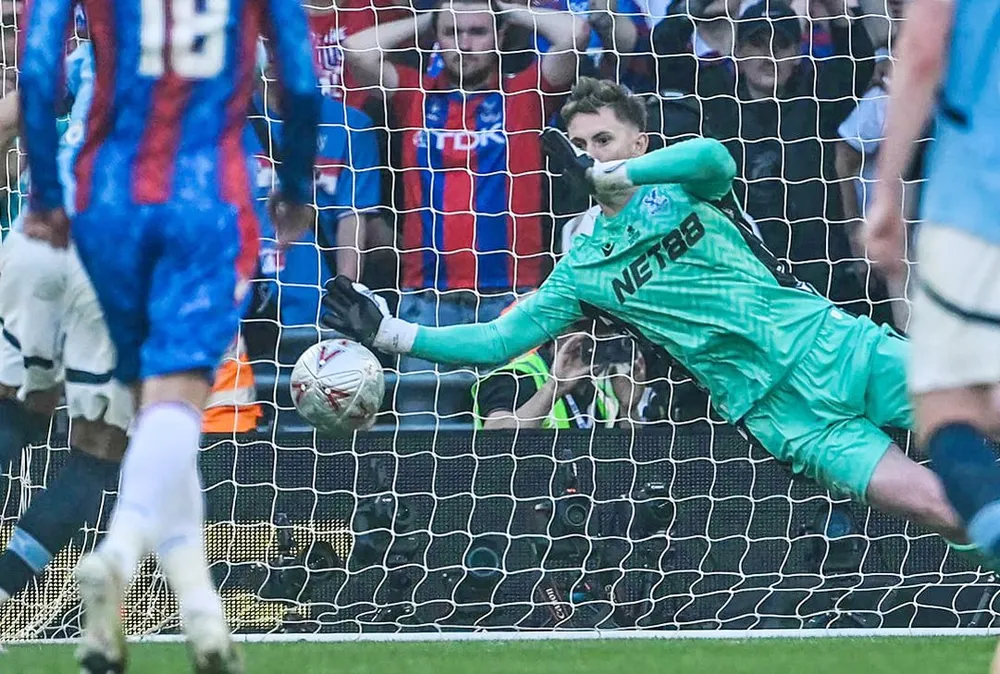 Thủ thành Henderson hóa người hùng khi cản phá thành công quả phạt 11m của Man City. Ảnh: RBF att.hx81kIZwkBbfceBjBLD27rNpvxnoz9sKVbR_opGn_qQ.jpeg