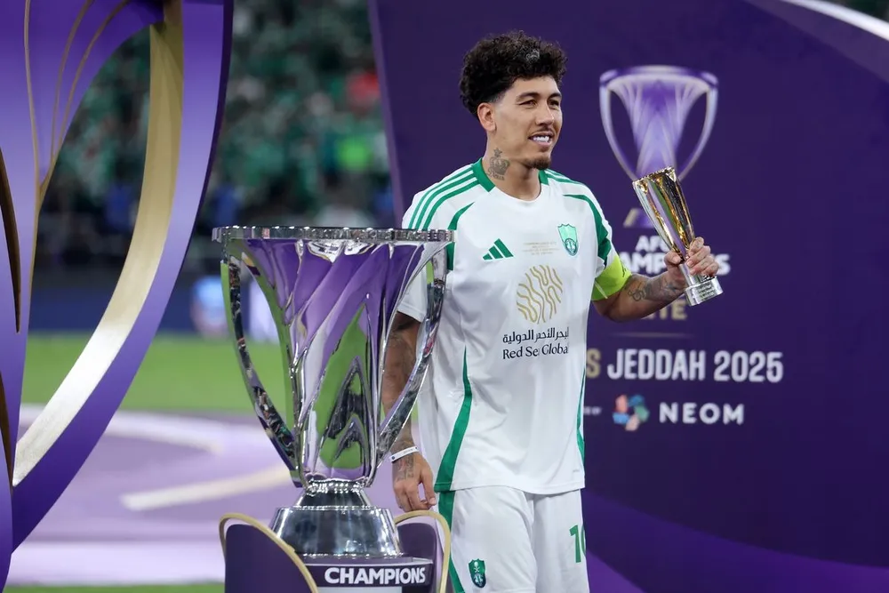 Roberto Firmino nâng cao danh hiệu Champions League cùng Al Ahli. ẢNH: GETTY Firmino-al-ahli.jpg