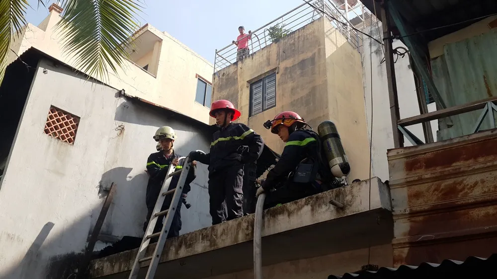 Lửa thiêu rụi căn nhà vắng chủ, cháy xém hai căn liền kề ảnh 2 Lửa thiêu rụi căn nhà vắng chủ, cháy xém hai căn liền kề ảnh 2