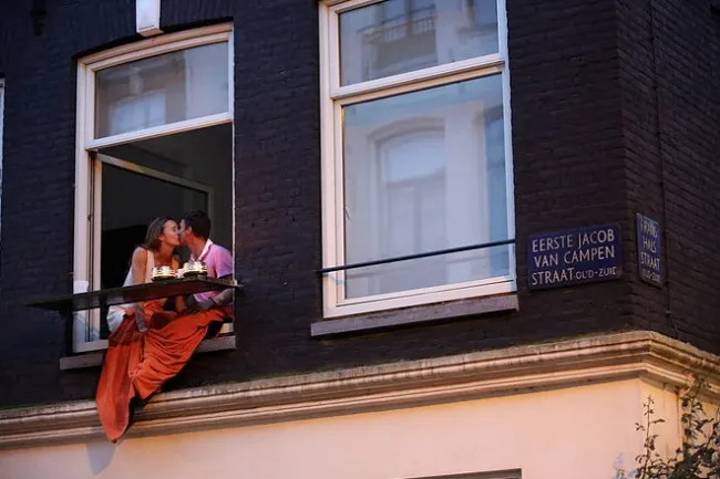 Chiêm ngưỡng những nụ hôn đường phố đắm say ảnh 13 Chiêm ngưỡng những nụ hôn đường phố đắm say ảnh 13