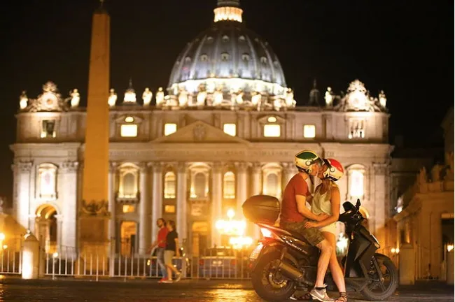 Chiêm ngưỡng những nụ hôn đường phố đắm say ảnh 15 Chiêm ngưỡng những nụ hôn đường phố đắm say ảnh 15