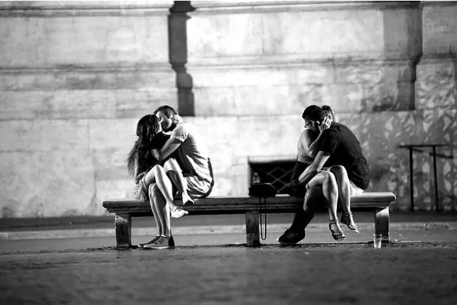 Chiêm ngưỡng những nụ hôn đường phố đắm say ảnh 16 Chiêm ngưỡng những nụ hôn đường phố đắm say ảnh 16