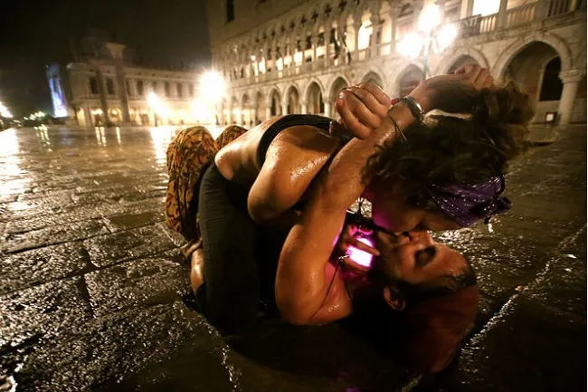 Chiêm ngưỡng những nụ hôn đường phố đắm say ảnh 17 Chiêm ngưỡng những nụ hôn đường phố đắm say ảnh 17