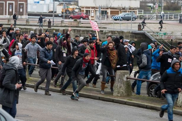 Pháp: Người nhập cư chiếm cảng ảnh 1