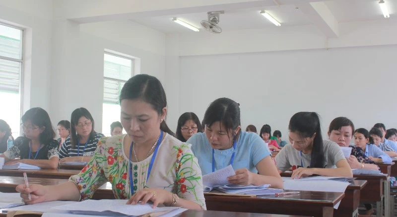 Hình ảnh giáo viên chấm những bài thi đầu tiên ảnh 4