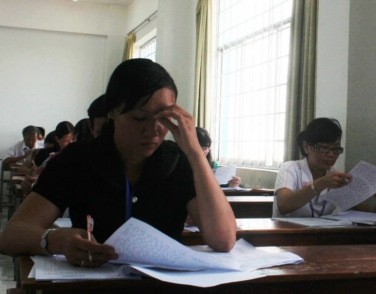 Hình ảnh giáo viên chấm những bài thi đầu tiên ảnh 5