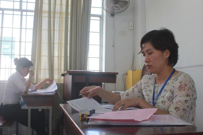 Hình ảnh giáo viên chấm những bài thi đầu tiên ảnh 6