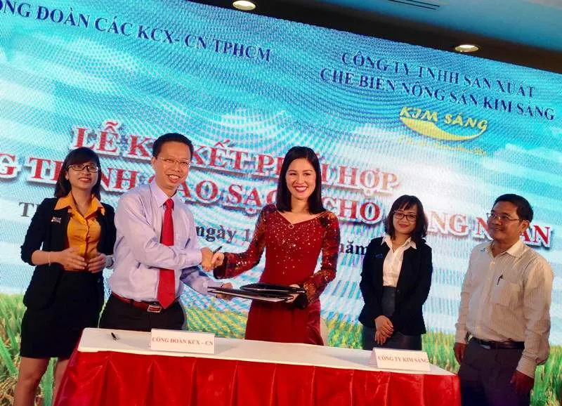 TP.HCM: Công nhân được mua gạo trước, trả tiền sau, giảm giá 15% ảnh 1 TP.HCM: Công nhân được mua gạo trước, trả tiền sau, giảm giá 15% ảnh 1