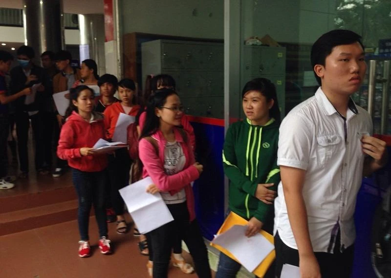 Thí sinh xếp hàng nộp hồ sơ đăng ký xetx tuyển trực tiếp tại Trường ĐH Công nghiệp TP.HCM, sáng 1-8