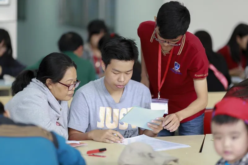 Thí sinh đăng ký xét tuyển vào Trường ĐH Nguyễn Tất Thành. Ảnh: A. NHIÊN