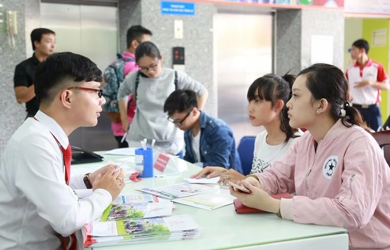 thí sinh làm thủ tục nhập học