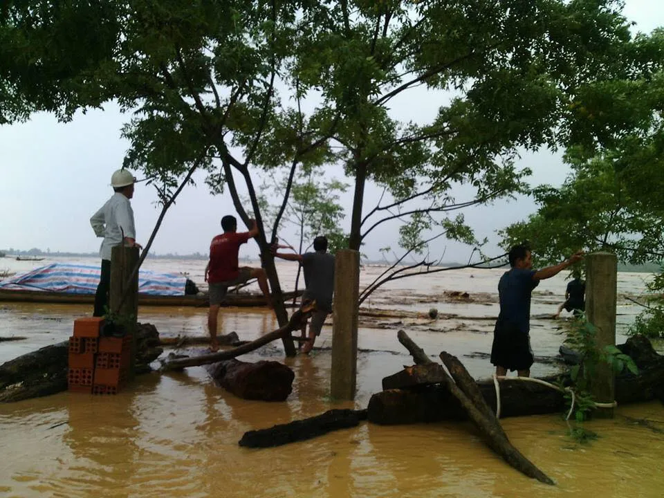 Sông Nhật Lệ lũ lên nhanh, nhiều xã bị chia cắt ảnh 1 Sông Nhật Lệ lũ lên nhanh, nhiều xã bị chia cắt ảnh 1