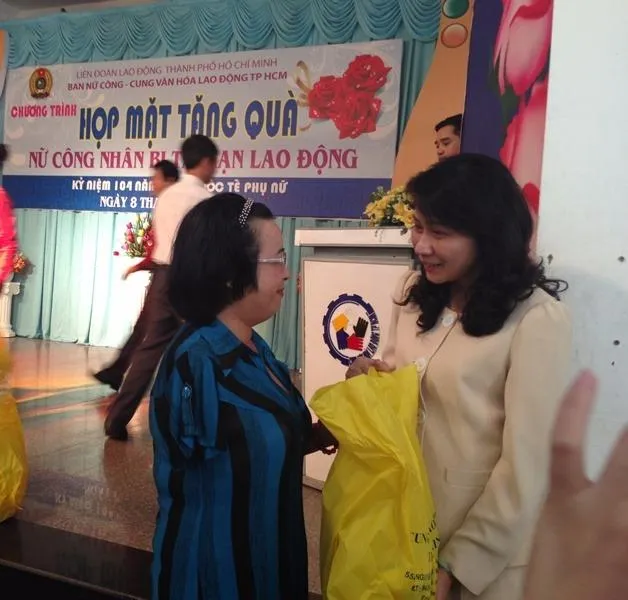 Bà Nguyễn Thị Thu, Phó Chủ tịch UBND TP.HCM thăm hỏi và tặng quà cho lao động nữ bị tai nạn lao động. 