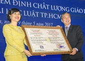 Trao chứng nhận kiểm định chất lượng cho ĐH Luật TPHCM 