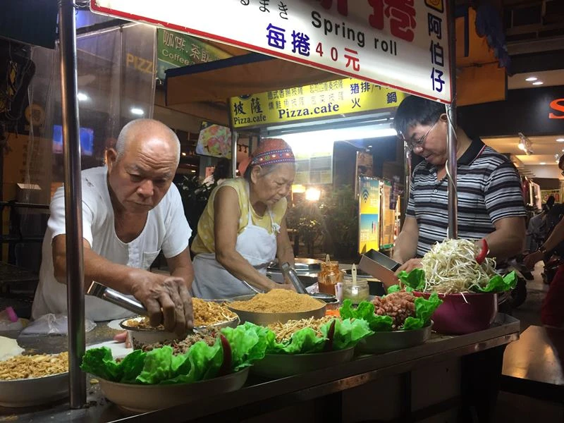 Nhiều người lớn tuổi vẫn cần mẫn mưu sinh với gánh hàng truyền thống ở chợ đêm Sĩ Lâm