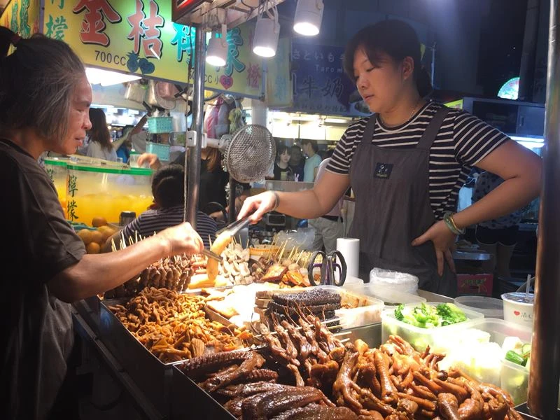 Náo nhiệt nhất là khu ẩm thực với vô vàn các món nướng, chiên xào... mang đậm nét ẩm thực xứ Đài